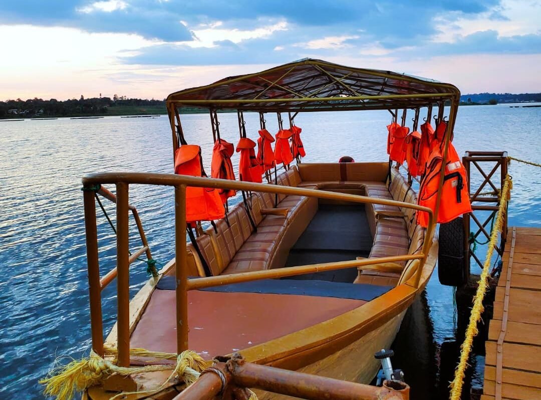 boat cruise tongolo resort beach